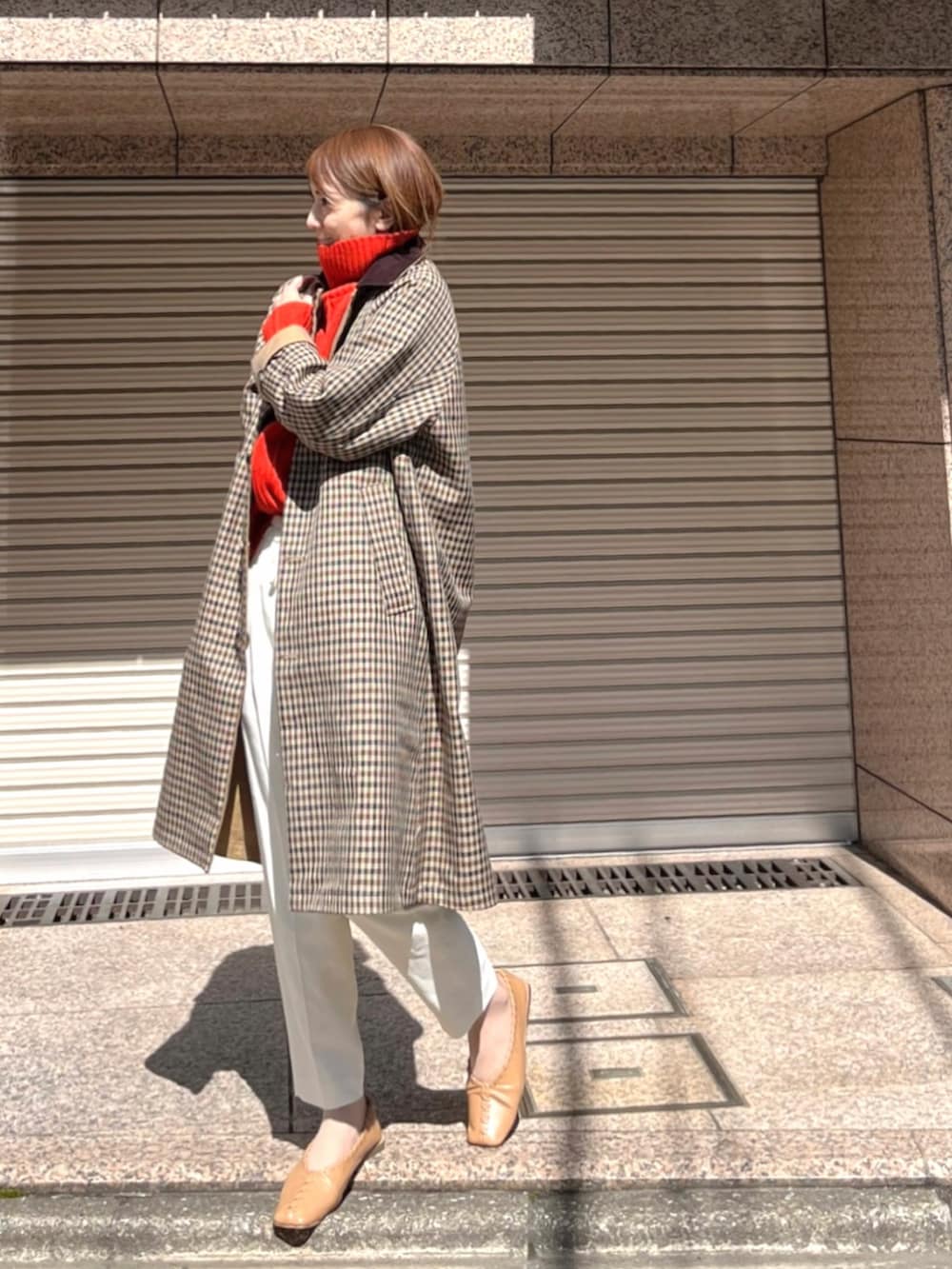 ホワイト系のトートバッグ、ベージュ系のステンカラーコート、ホワイト系のその他パンツを着用したレディースの春コーディネートの4枚目の写真