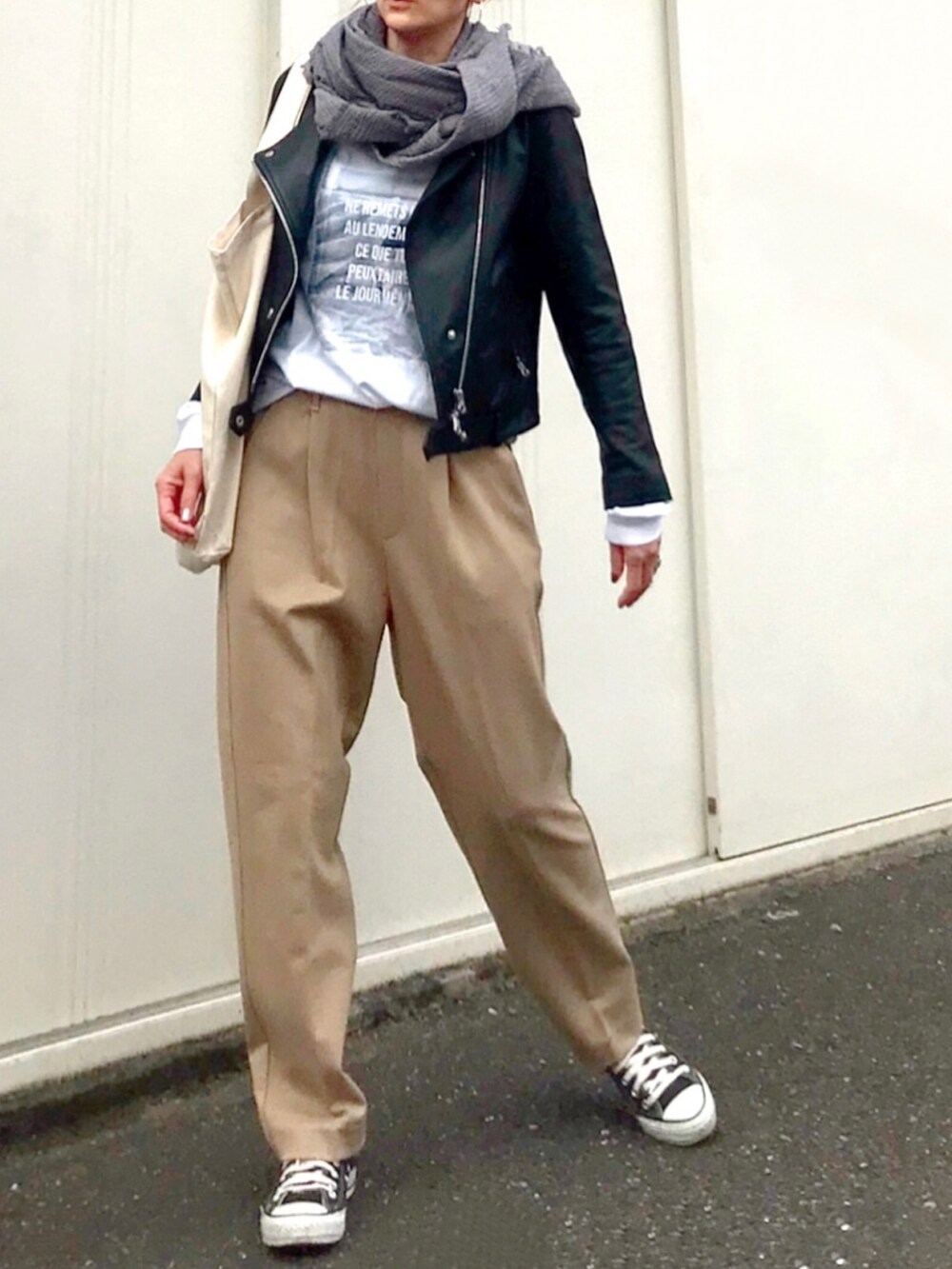 ホワイト系のTシャツ/カットソー、ブラック系のスニーカー、ベージュ系のスラックスを着用したレディースの春コーディネートの3枚目の写真