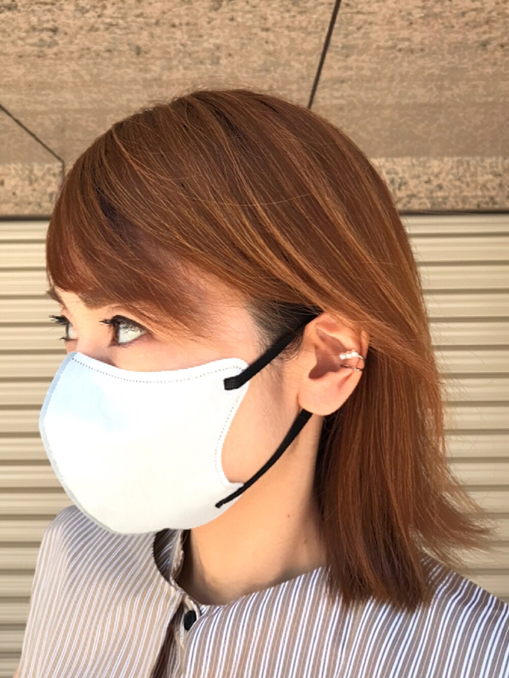 グリーン系のシャツ/ブラウス、ブルー系のその他パンツ、シルバー系のシューズを着用したレディースの夏コーディネートの2枚目の写真