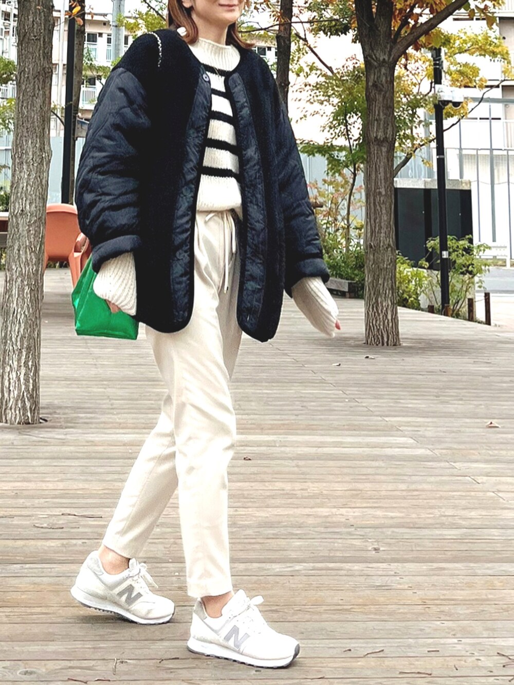 ホワイト系のニット/セーター、ブラック系のノーカラージャケット、ホワイト系のその他パンツを着用したレディースの秋コーディネートの2枚目の写真