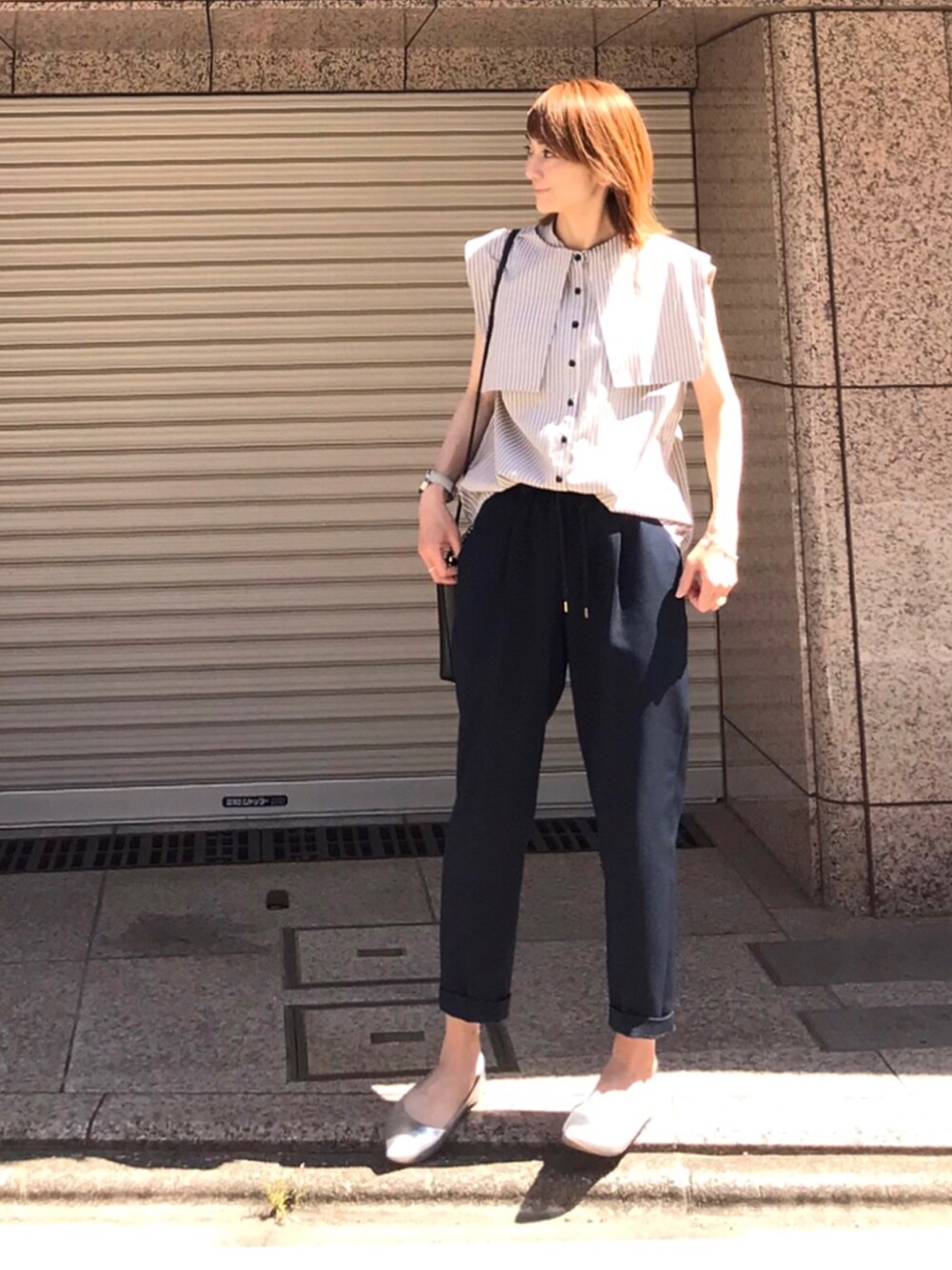 グリーン系のシャツ/ブラウス、ブルー系のその他パンツ、シルバー系のシューズを着用したレディースの夏コーディネートの3枚目の写真