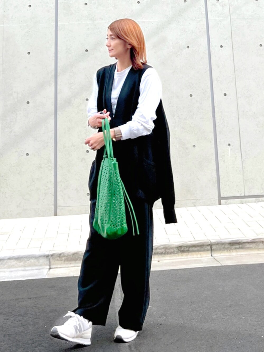 ホワイト系のTシャツ/カットソー、ブラック系のつなぎ/オールインワン、ブラック系のカーディガン/ボレロを着用したレディースの秋コーディネートの2枚目の写真