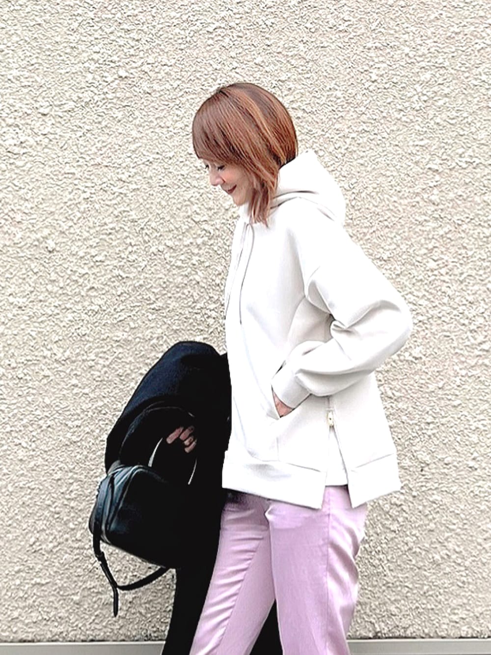 「大人女子、おでかけコーデ、楽チンコーデ、パーカー、パーカーコーデ、パーカースタイル、テーパードパンツ、白スニーカー、サテンパンツ、ダンボールニット」|「Emma Taylorの【再入荷!】サイドジップダンボールニットフーディー(パーカー、ベージュ系)」を使った、LUMIEさん(レディース・163cm)の冬コーディネートの3枚目の写真
