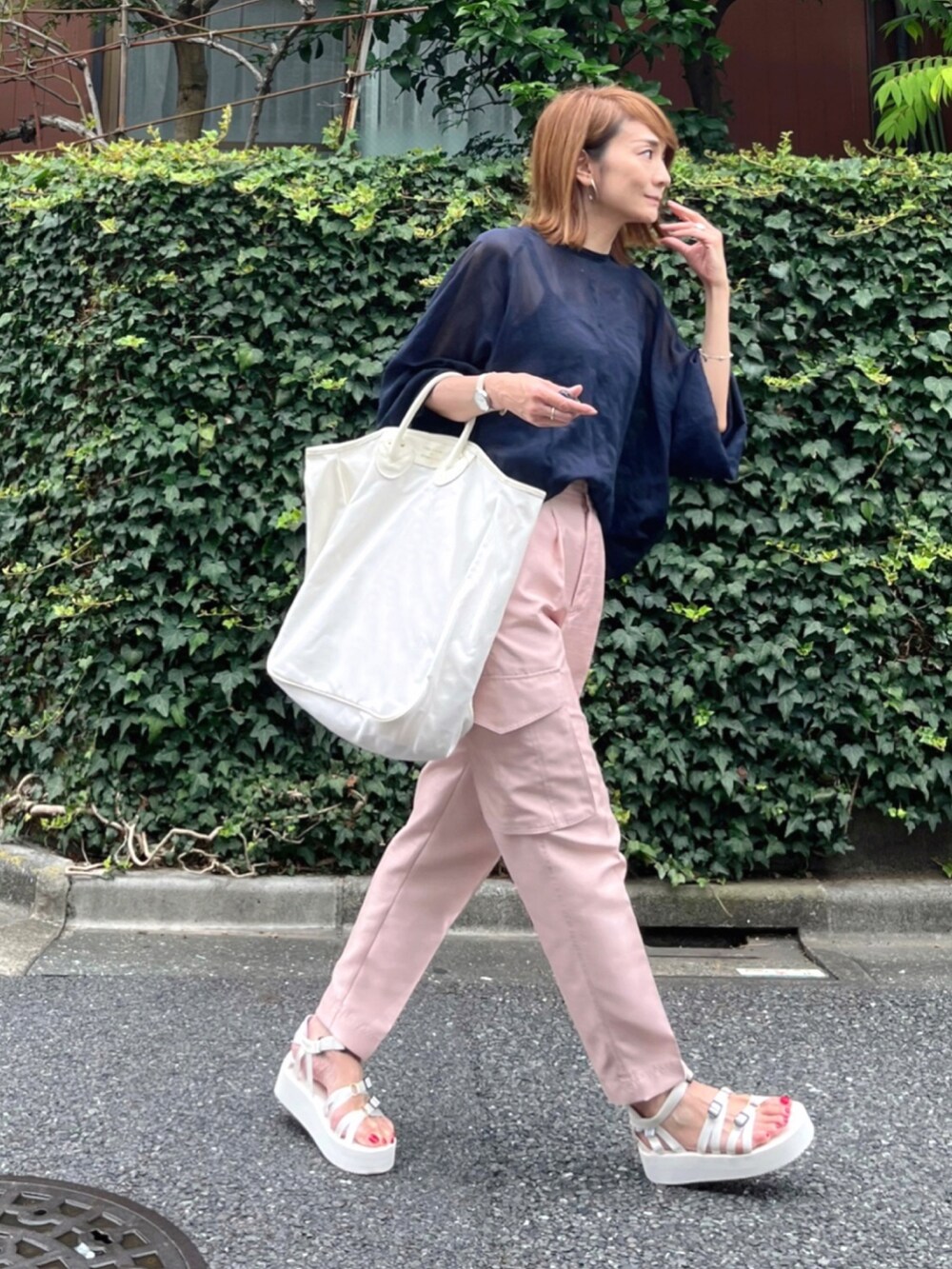 ブルー系のシャツ/ブラウス、ピンク系のその他パンツ、ホワイト系のサンダルを着用したレディースの夏コーディネートの3枚目の写真