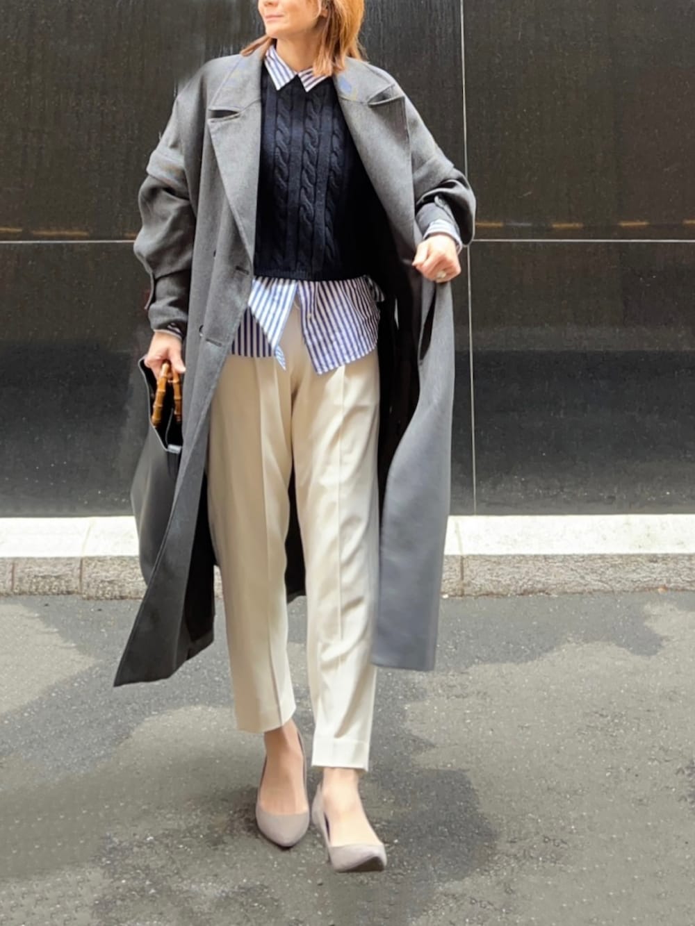「春コーデ、春服デビュー宣言、今日のコーデ、着回しコーデ、春服、きれいめコーディネート、白パンツ、テーパードパンツ、クロップドトップス、ストライプシャツ、パンプス、パンツスタイル、トートバッグ、チェスターコート、シャツスタイル」｜「URBAN RESEARCHの中空ツイルドロストテーパードパンツ（その他パンツ、ホワイト系）」を使った、ＬＵＭＩＥさん（レディース・163cm）の春コーディネートの2枚目の写真