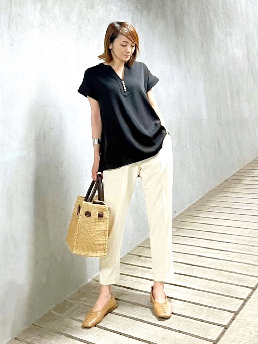 ブラック系のシャツ/ブラウス、ホワイト系のその他パンツ、ベージュ系のパンプスを着用したレディースの春コーディネートの2枚目の写真