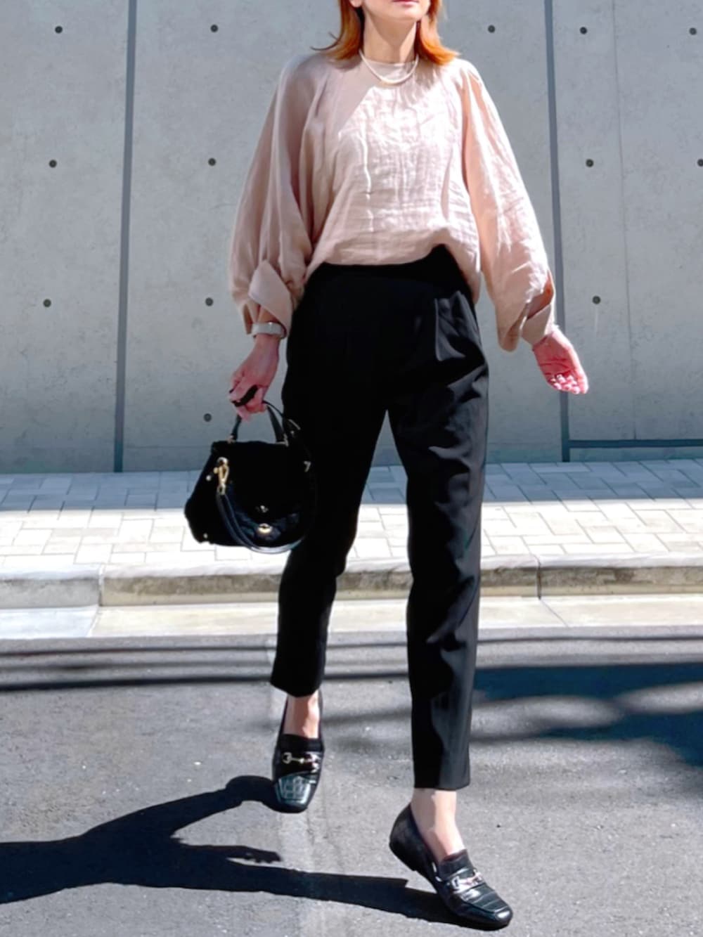 ブラック系のローファー、ブラック系のその他パンツ、ブルー系のショルダーバッグを着用したレディースの秋コーディネートの2枚目の写真