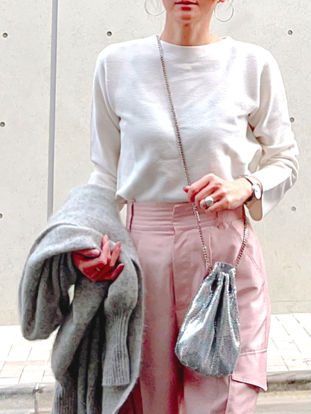 ホワイト系のニット/セーター、ピンク系のその他パンツ、シルバー系のシューズを着用したレディースの春コーディネートの3枚目の写真