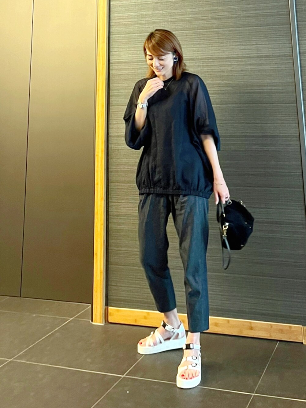 ホワイト系のサンダル、ブルー系のシャツ/ブラウス、ブルー系のショルダーバッグを着用したレディースの夏コーディネートの3枚目の写真