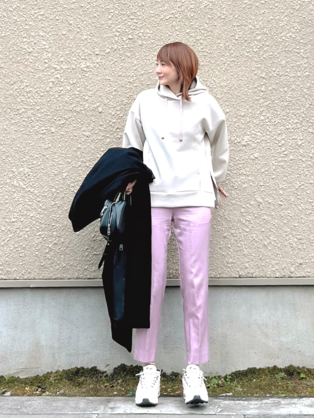 「大人女子、おでかけコーデ、楽チンコーデ、パーカー、パーカーコーデ、パーカースタイル、テーパードパンツ、白スニーカー、サテンパンツ、ダンボールニット」|「Emma Taylorの【再入荷!】サイドジップダンボールニットフーディー(パーカー、ベージュ系)」を使った、LUMIEさん(レディース・163cm)の冬コーディネートの4枚目の写真