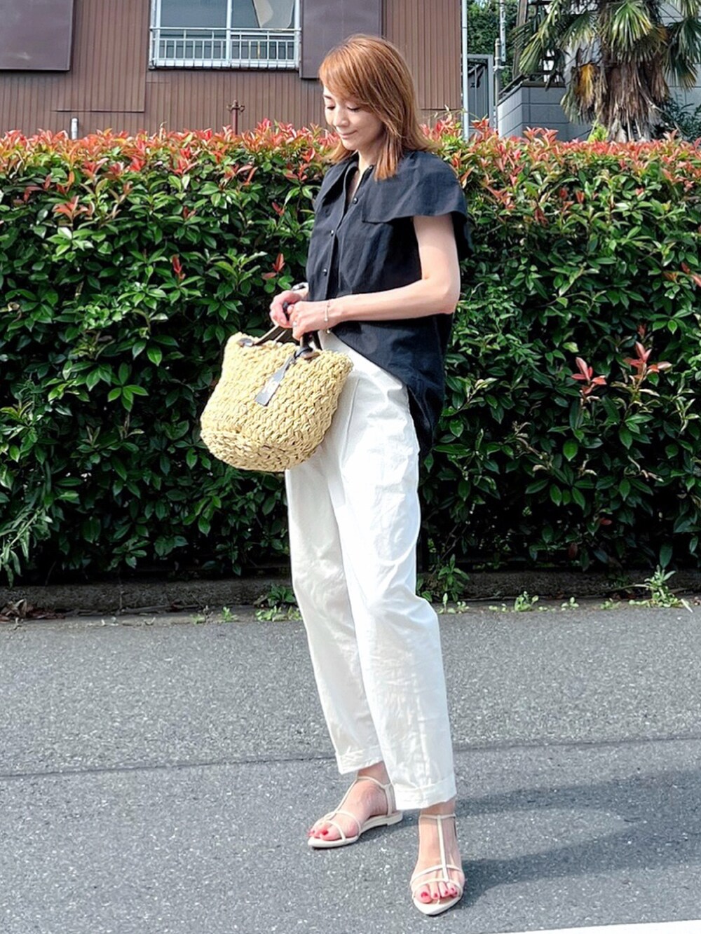 ブラック系のシャツ/ブラウス、ベージュ系のハンドバッグ、ホワイト系のその他パンツを着用したレディースの夏コーディネートの3枚目の写真