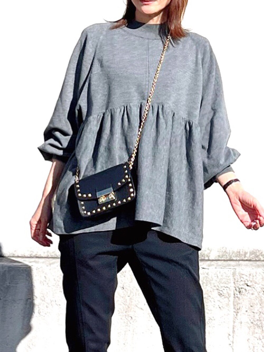 グレー系のニット/セーター、ブラック系のドレスシューズを着用したレディースの冬コーディネートの3枚目の写真