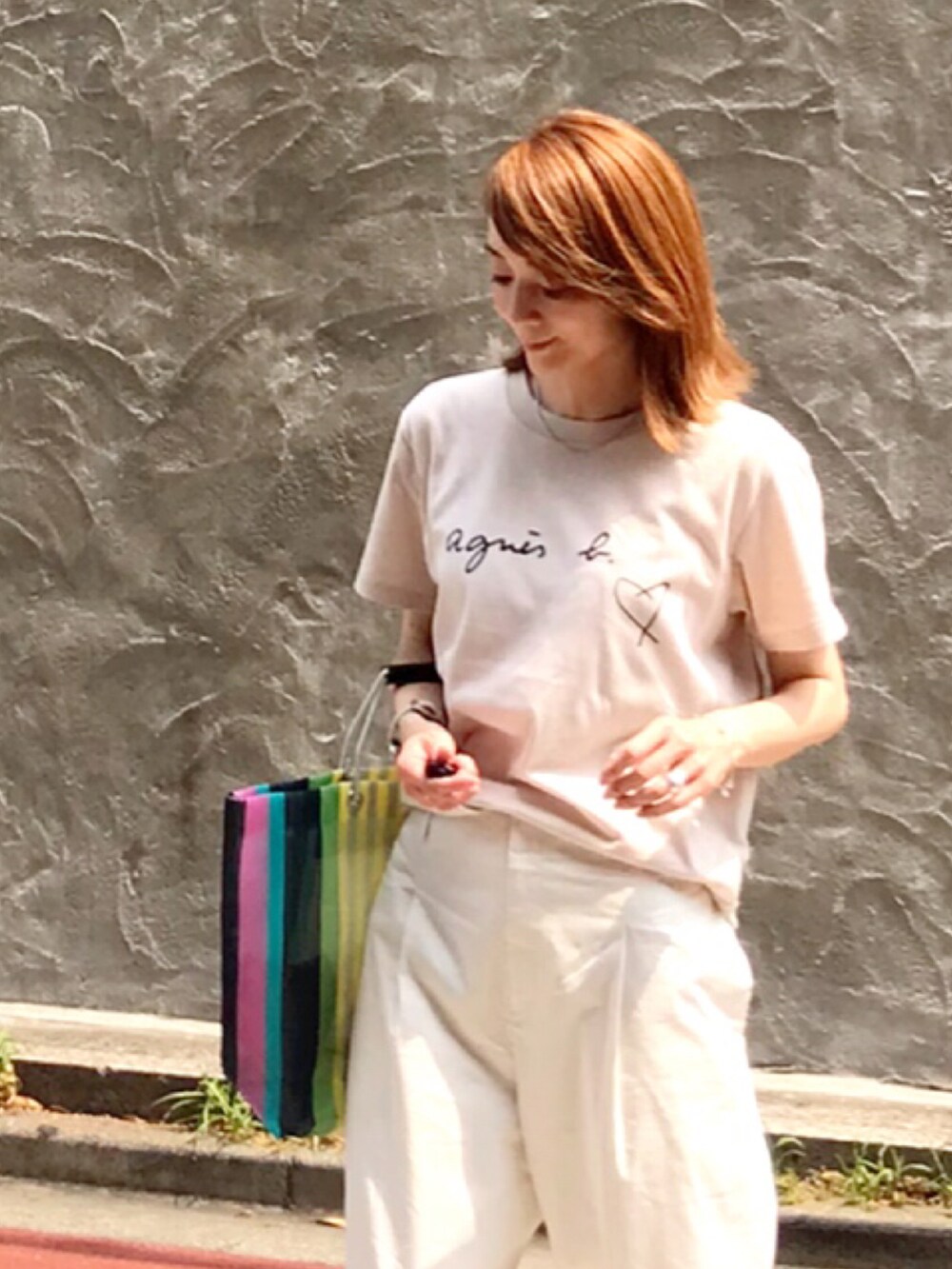 ベージュ系のTシャツ/カットソー、その他のバッグ、ホワイト系のその他パンツを着用したレディースの夏コーディネートの2枚目の写真