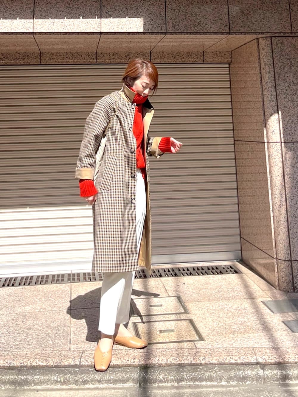 ホワイト系のトートバッグ、ベージュ系のステンカラーコート、ホワイト系のその他パンツを着用したレディースの春コーディネートの3枚目の写真