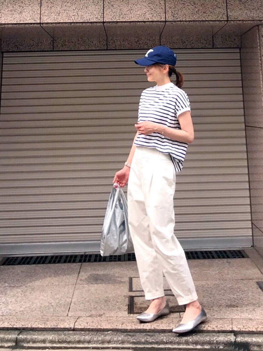 その他のTシャツ/カットソー、ホワイト系のその他パンツ、シルバー系のシューズを着用したレディースの春コーディネートの2枚目の写真