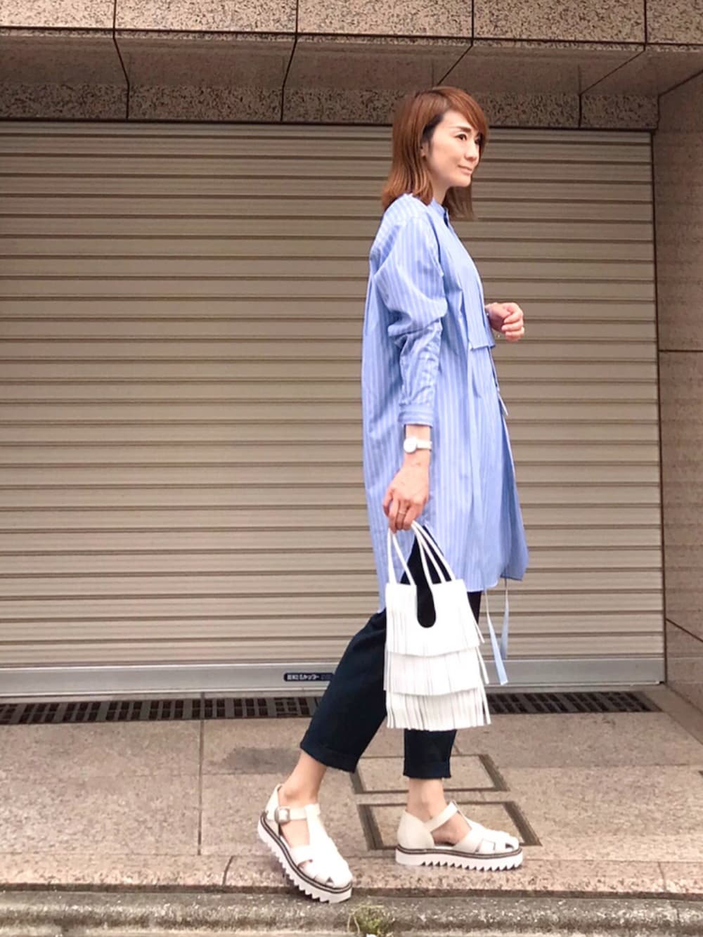 ブルー系のシャツ/ブラウス、ホワイト系のショルダーバッグ、ブルー系のその他パンツを着用したレディースの春コーディネートの3枚目の写真