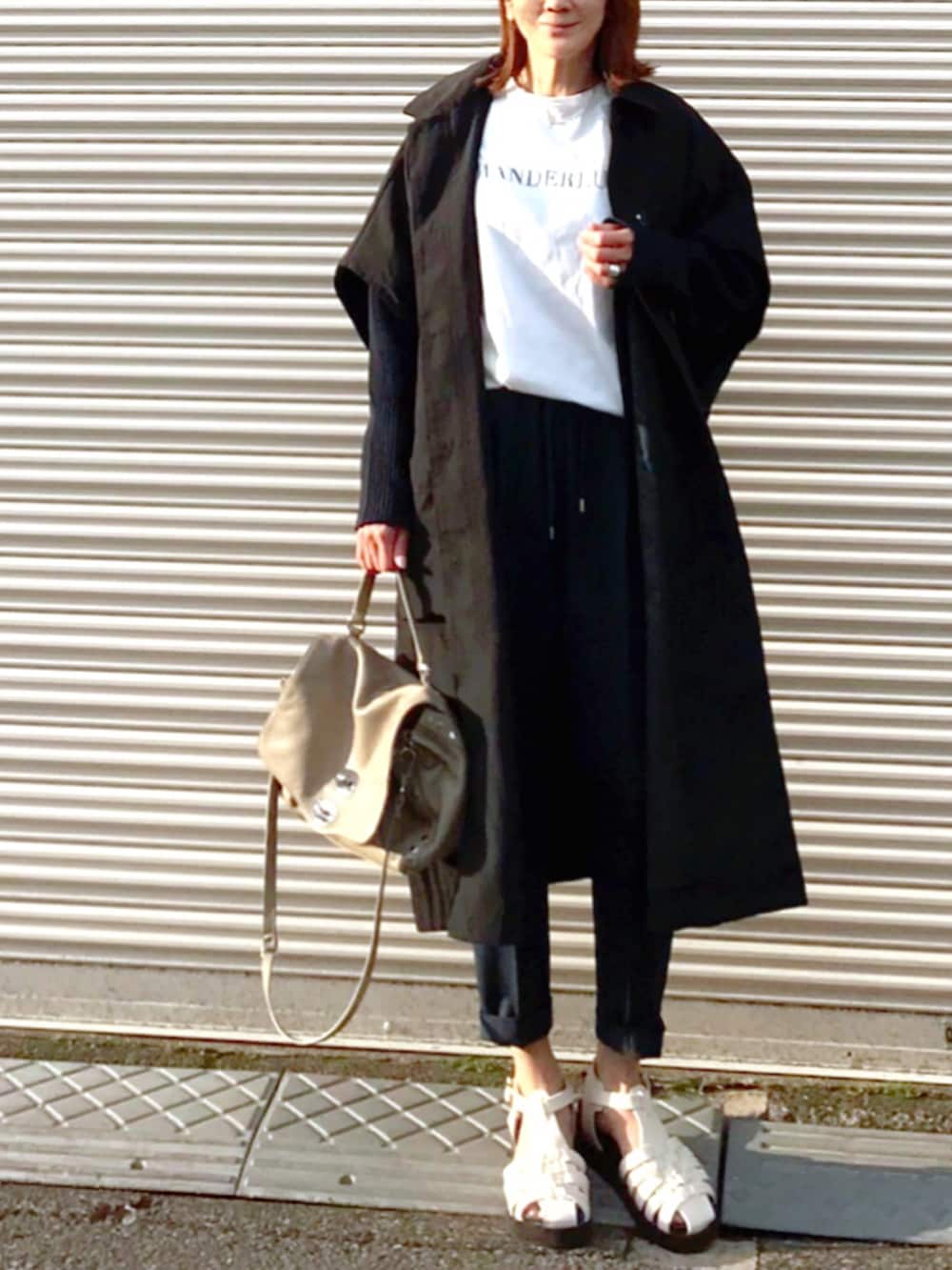 ホワイト系のTシャツ/カットソー、ホワイト系のサンダル、ブルー系のその他パンツを着用したレディースの春コーディネートの2枚目の写真