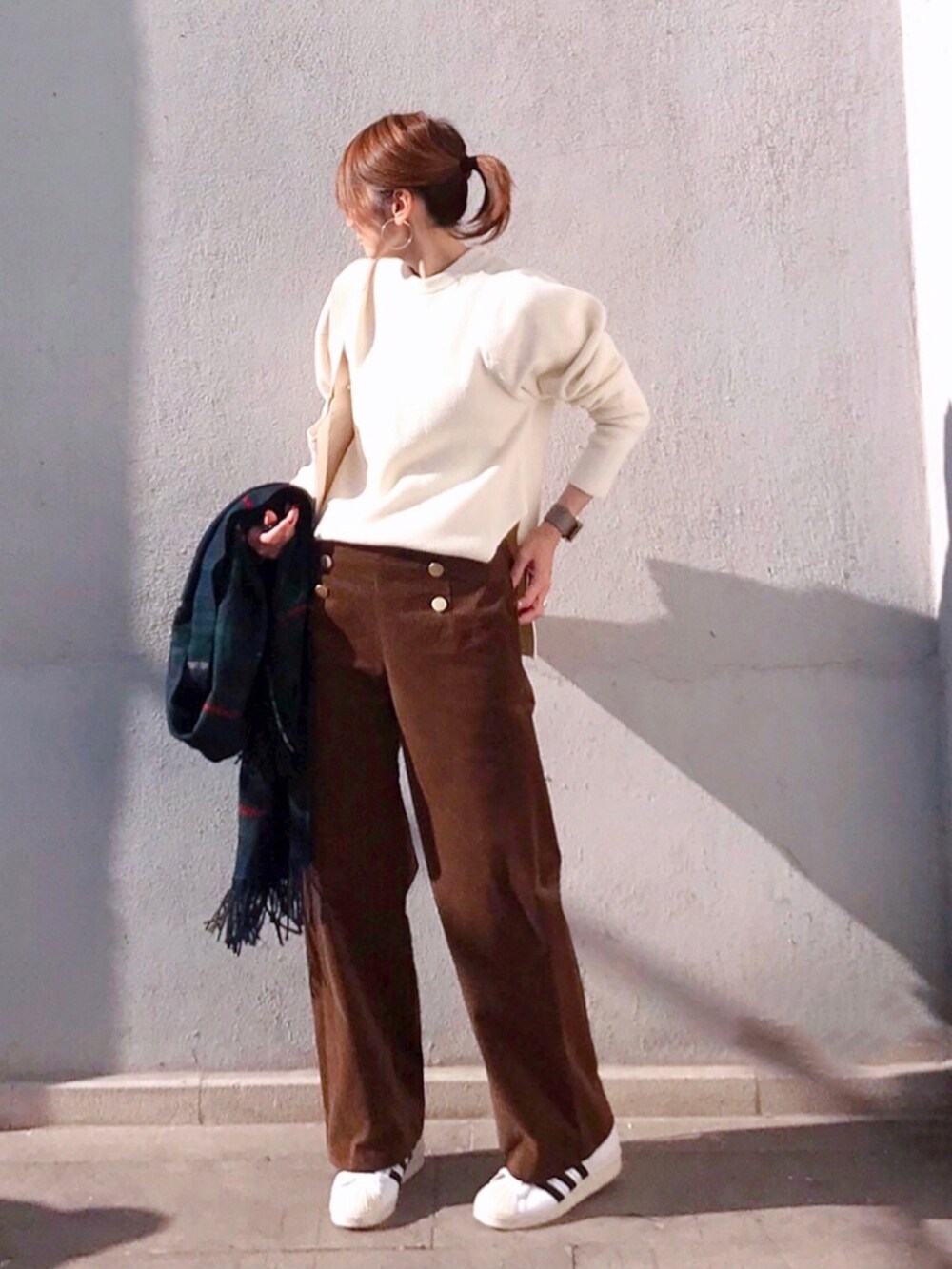 ブラウン系のその他パンツ、ホワイト系のニット/セーター、ホワイト系のトートバッグを着用したレディースの秋コーディネートの3枚目の写真