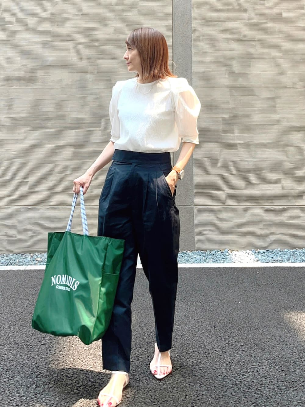 「夏コーデ、お出かけコーデ、夏、シンプルコーデ、きれいめカジュアル、サンダル、パンツスタイル、オトナ女子、タックパンツ、テーパードパンツ、白ブラウス、ハイウエスト、ネイビー、トートバッグ、白トップス」|「La-gemmeのポインテッドトゥTストラップサンダル(サンダル、ホワイト系)」を使った、LUMIEさん(レディース・163cm)の夏コーディネートの2枚目の写真