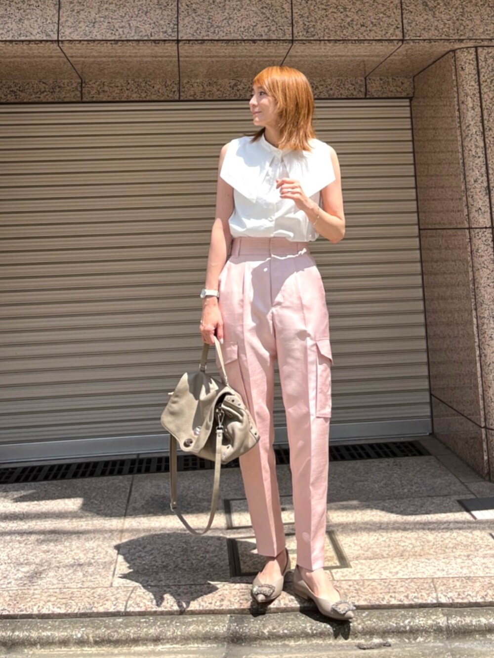 ピンク系のその他パンツ、ホワイト系のシャツ/ブラウス、グレー系のパンプスを着用したレディースの夏コーディネートの3枚目の写真