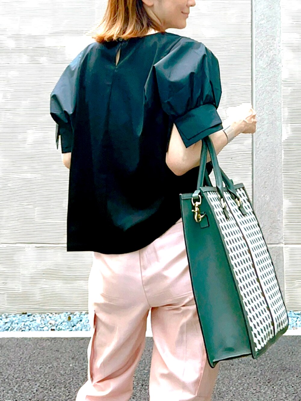 ブラック系のTシャツ/カットソー、ピンク系のその他パンツ、ホワイト系のサンダルを着用したレディースの秋コーディネートの2枚目の写真