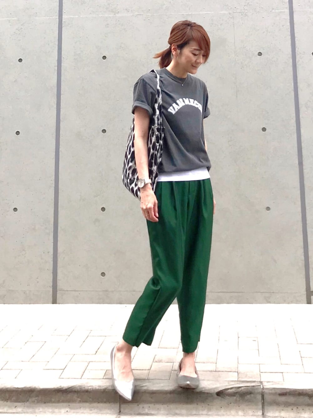 ブラック系のTシャツ/カットソー、グリーン系のその他パンツ、シルバー系のシューズを着用したレディースの夏コーディネートの4枚目の写真