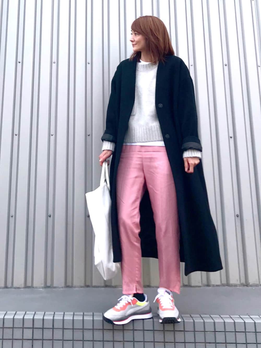 グレー系のニット/セーター、ピンク系のその他パンツ、グレー系のスニーカーを着用したレディースの冬コーディネートの2枚目の写真