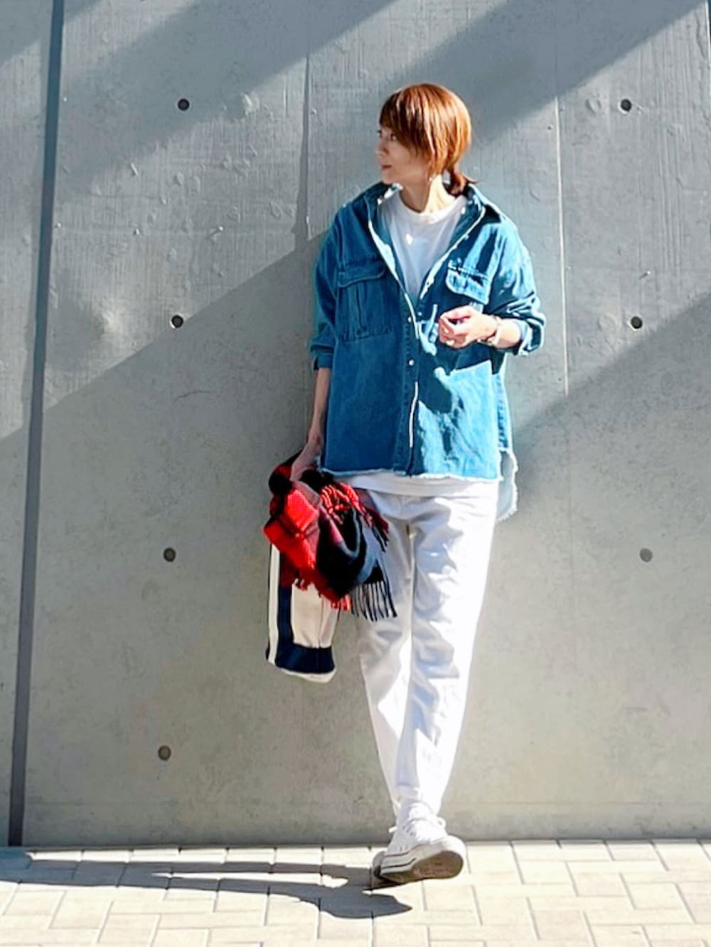 ブルー系のシャツ/ブラウス、ホワイト系のTシャツ/カットソー、ホワイト系のトートバッグを着用したレディースの冬コーディネートの2枚目の写真