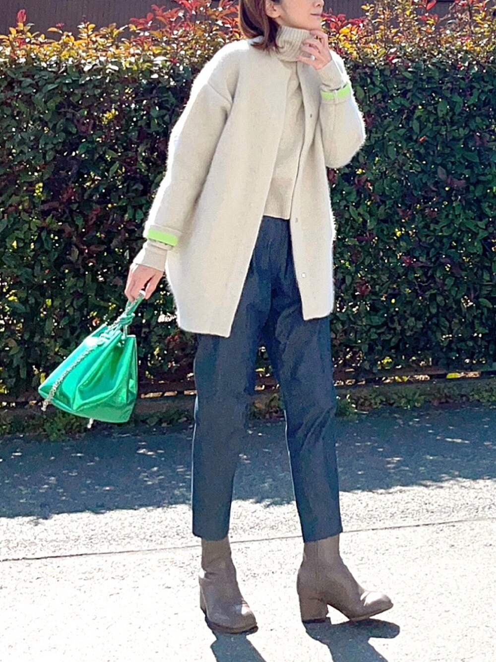 ホワイト系のカーディガン/ボレロ、ブルー系のその他パンツ、ベージュ系のブーツを着用したレディースの冬コーディネートの2枚目の写真