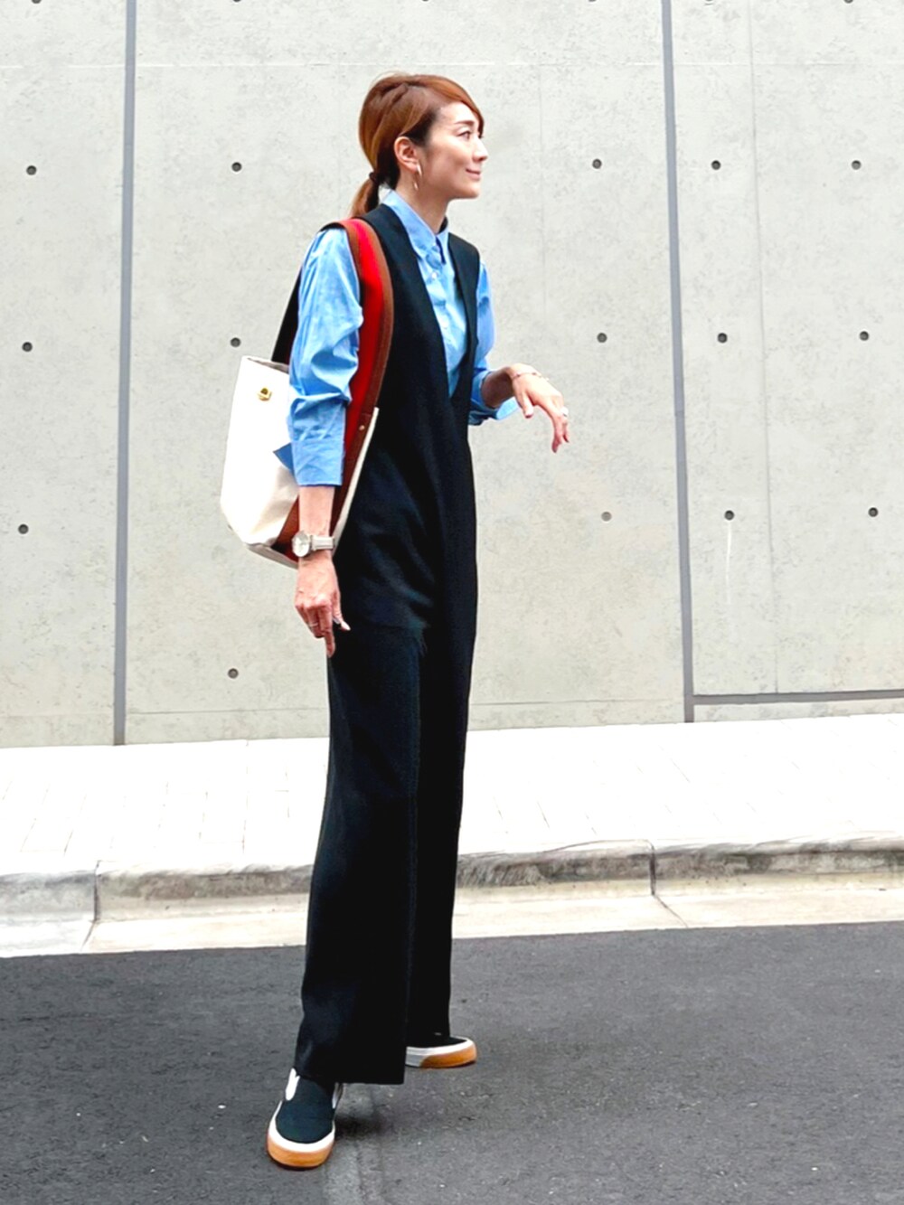 ブラック系のつなぎ/オールインワン、ブルー系のシャツ/ブラウス、ブラウン系のショルダーバッグを着用したレディースの秋コーディネートの2枚目の写真