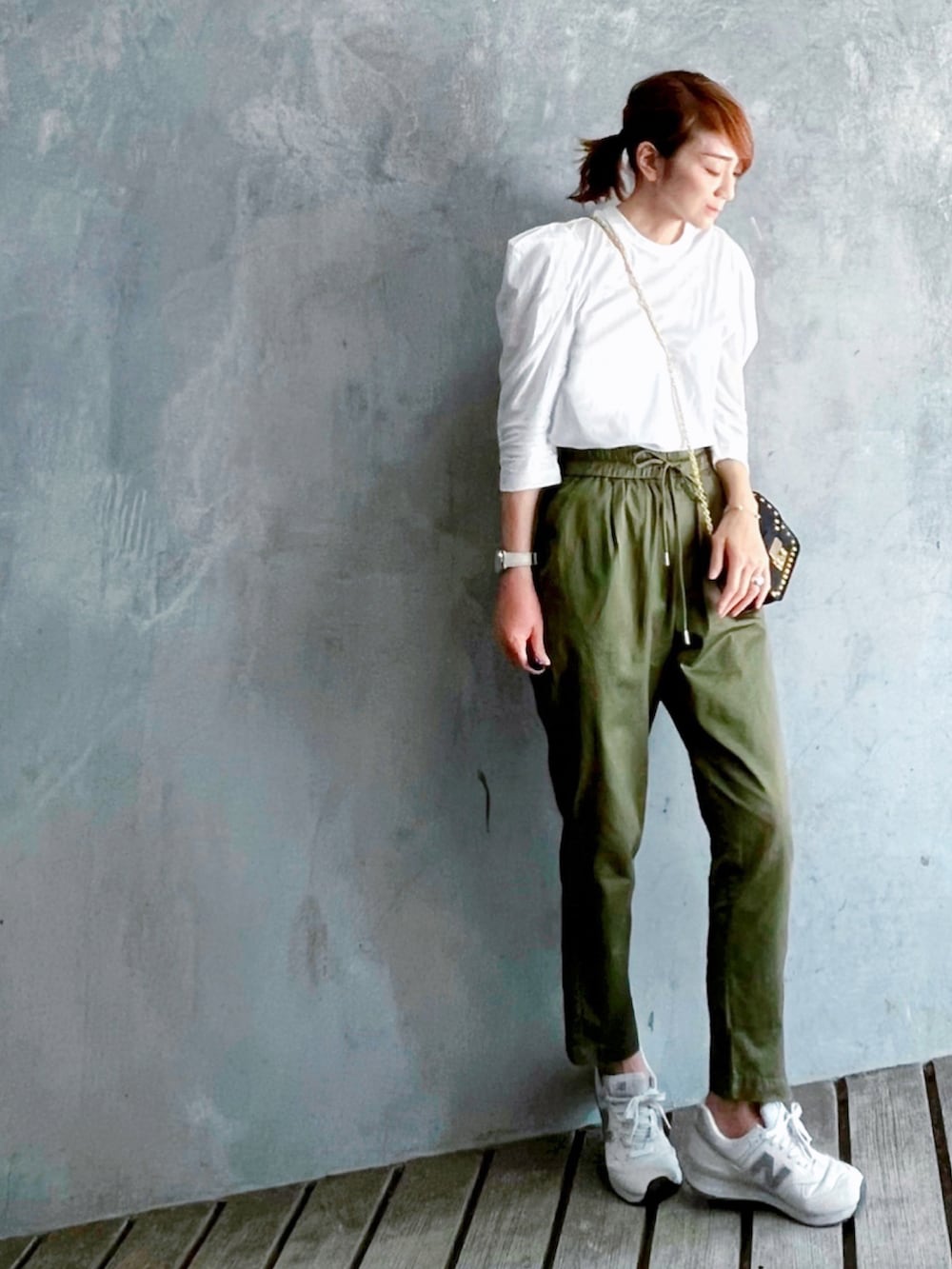 ホワイト系のTシャツ/カットソー、グリーン系のその他パンツ、ブラック系のバッグを着用したレディースの秋コーディネートの2枚目の写真