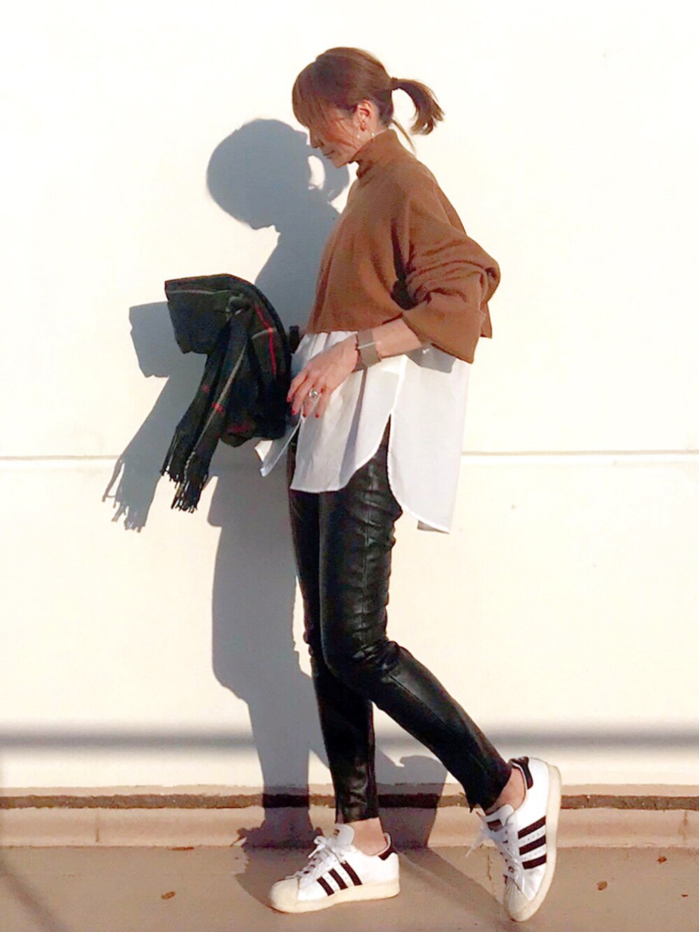 ホワイト系のシャツ/ブラウス、ベージュ系のニット/セーター、ブラック系のその他パンツを着用したレディースの秋コーディネートの2枚目の写真