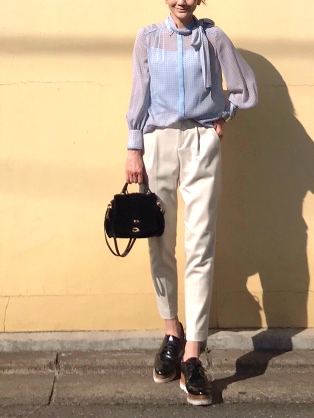 ブルー系のシャツ/ブラウス、ホワイト系のその他パンツ、ブラック系のドレスシューズを着用したレディースの春コーディネートの3枚目の写真