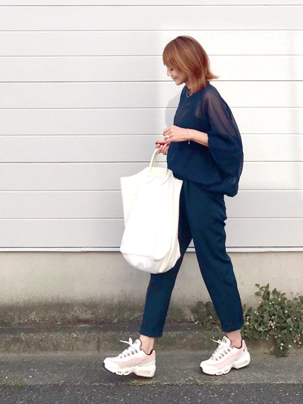 ホワイト系のスニーカー、ブルー系のシャツ/ブラウス、ブルー系のその他パンツを着用したレディースの夏コーディネートの2枚目の写真