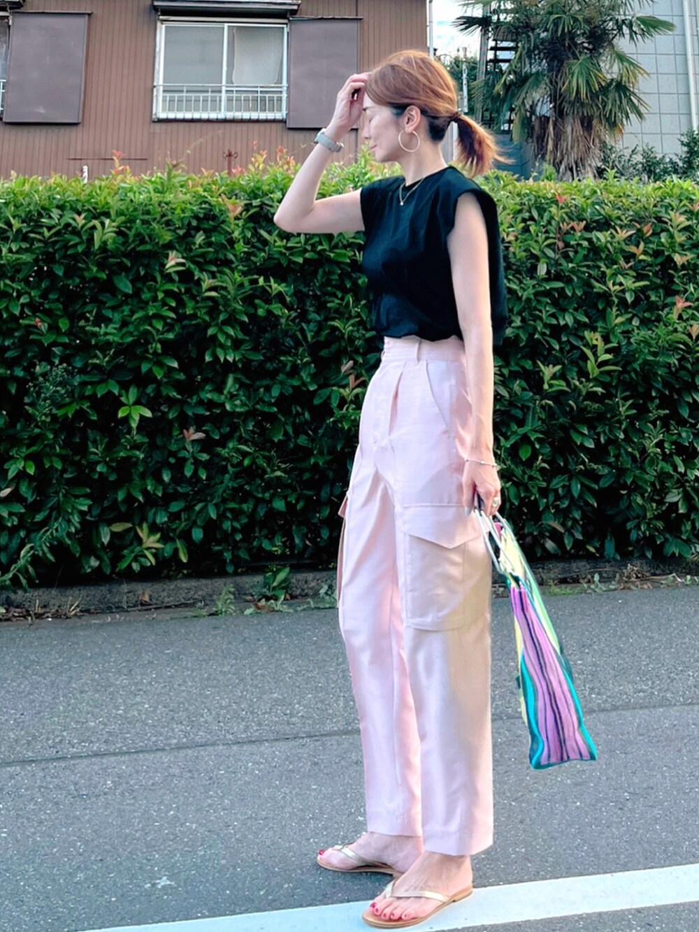 ピンク系のその他パンツ、その他のバッグ、ブラック系のTシャツ/カットソーを着用したレディースの夏コーディネートの2枚目の写真