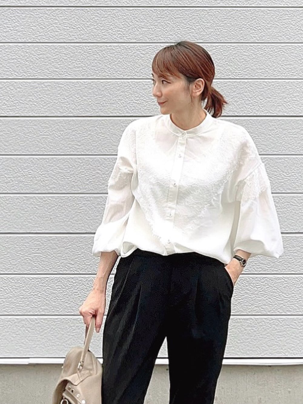 ホワイト系のシャツ/ブラウス、ブラック系のパンプス、グレー系のハンドバッグを着用したレディースの秋コーディネートの3枚目の写真