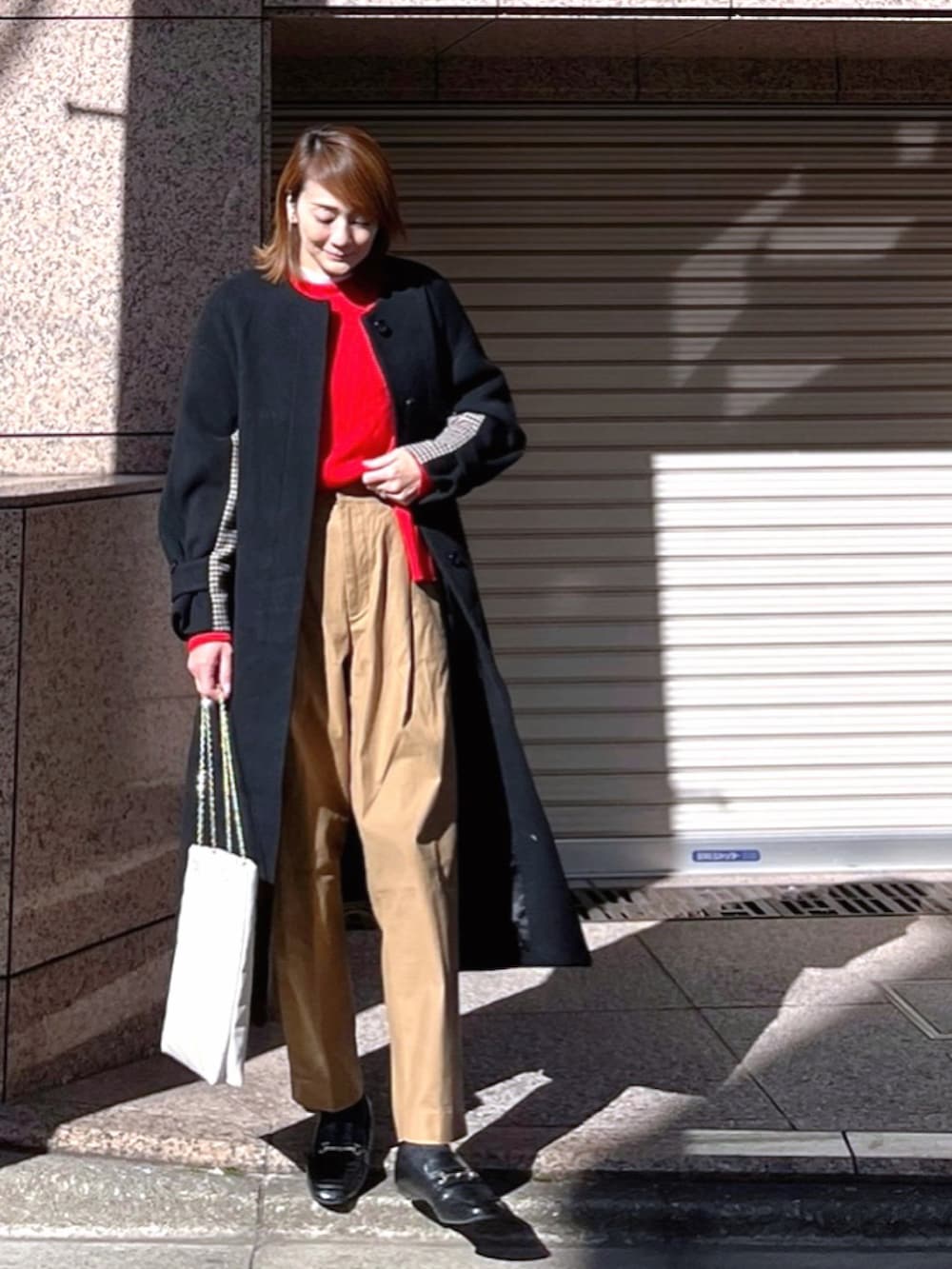 「オトナ女子、オトナカジュアル、カジュアルコーデ、ニットコーデ、赤ニット、ローファー、ビットローファー、レイヤードスタイル、ロングコート、チノパン、テーパードパンツ、トートバッグ、チェーンバッグ」｜「DOUBLE STANDARD CLOTHINGのワイドテーパードチノパンツ（チノパンツ、イエロー系）」を使った、ＬＵＭＩＥさん（レディース・163cm）の冬コーディネートの2枚目の写真