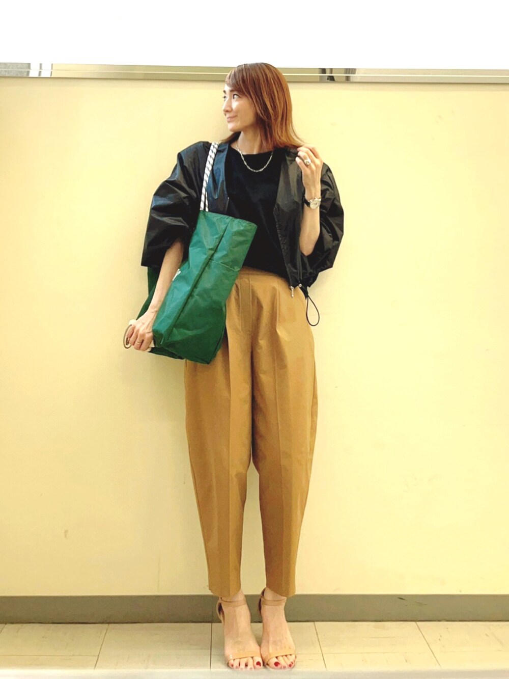 イエロー系のその他パンツ、グリーン系のトートバッグ、ブラック系のブルゾンを着用したレディースの夏コーディネートの2枚目の写真