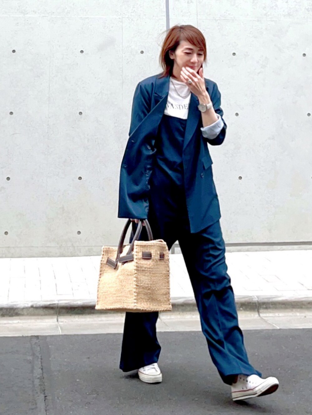 ホワイト系のスニーカー、ブルー系のテーラードジャケット、ブルー系のつなぎ/オールインワンを着用したレディースの春コーディネートの3枚目の写真