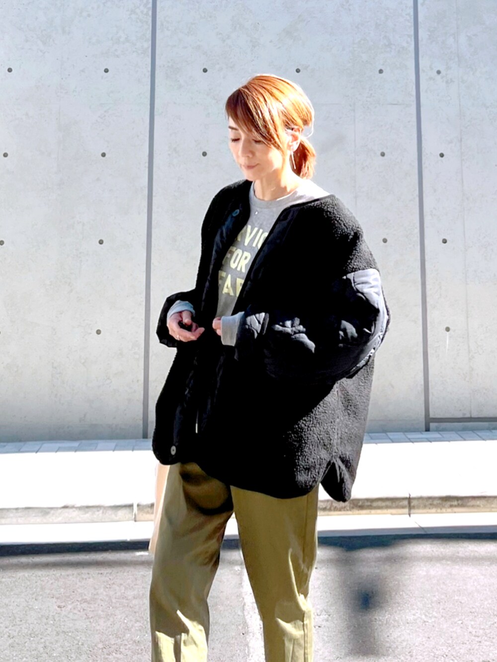 ブラック系のノーカラージャケット、グレー系のTシャツ/カットソー、グリーン系のその他パンツを着用したレディースの秋コーディネートの2枚目の写真