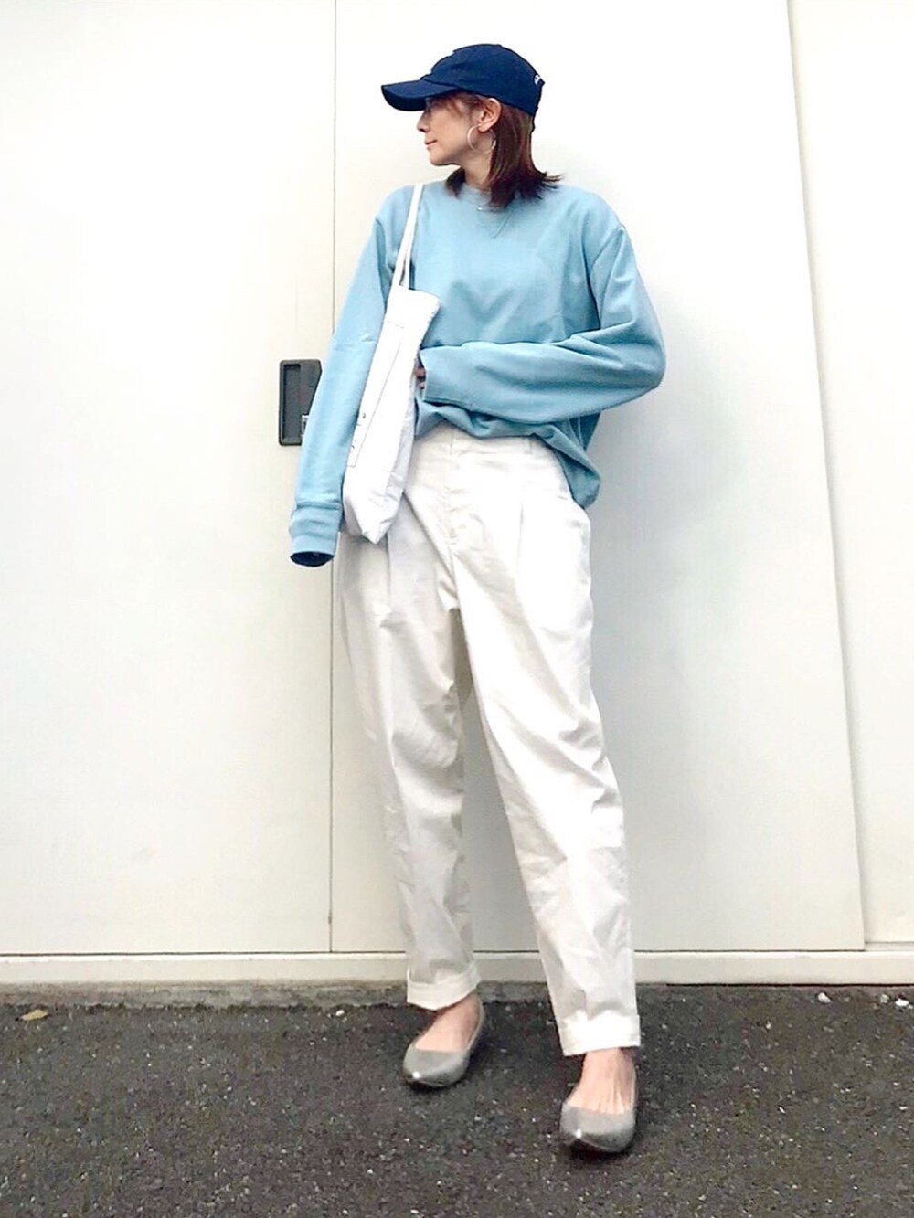 ブルー系のスウェット、ホワイト系のトートバッグ、ホワイト系のその他パンツを着用したレディースの冬コーディネートの3枚目の写真