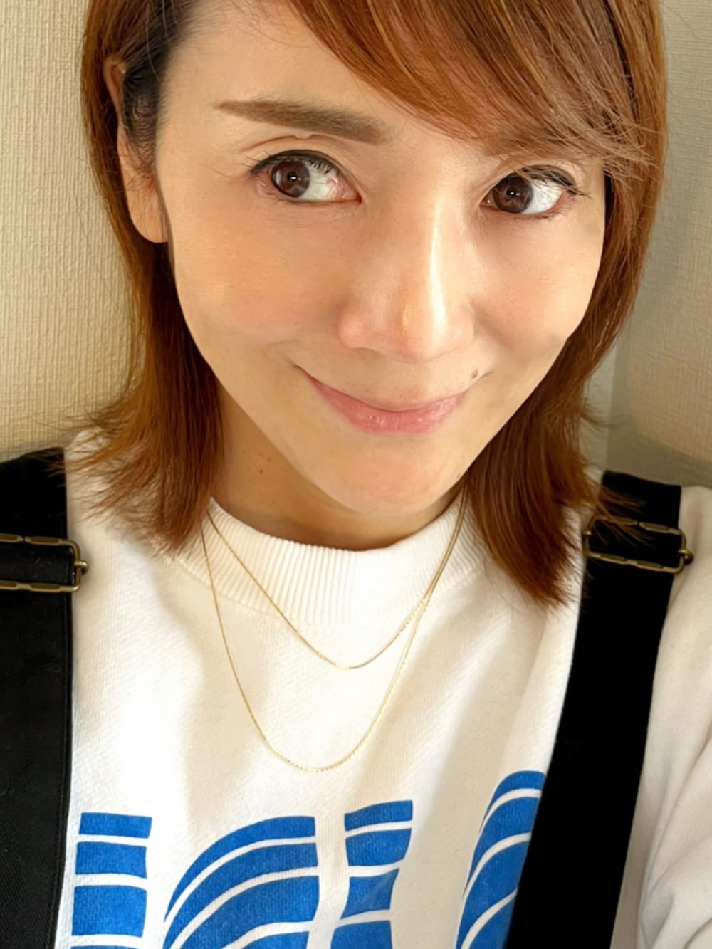 グリーン系のブルゾン、ブラック系のスカート、ホワイト系のスニーカーを着用したレディースの冬コーディネートの4枚目の写真