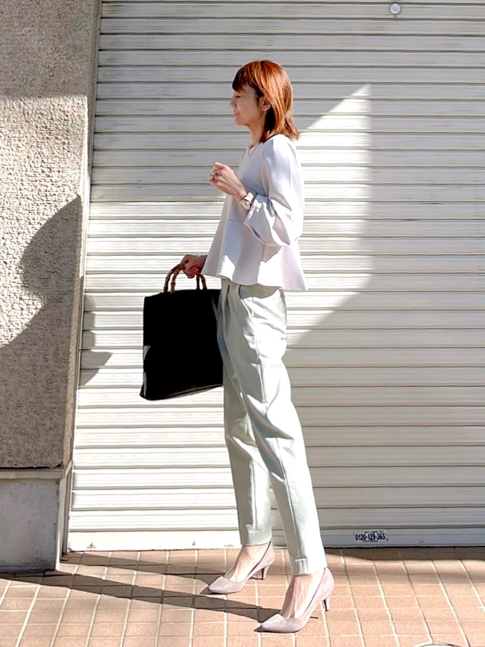 グレー系のTシャツ/カットソー、グリーン系のその他パンツ、グレー系のパンプスを着用したレディースの春コーディネートの2枚目の写真