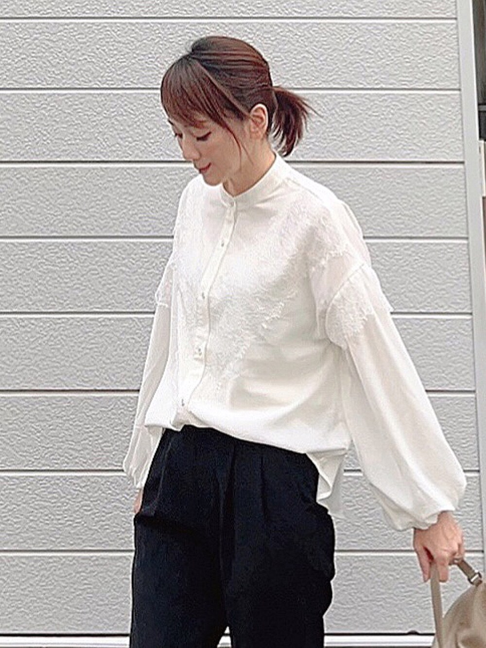 ホワイト系のシャツ/ブラウス、ブラック系のパンプス、グレー系のハンドバッグを着用したレディースの秋コーディネートの2枚目の写真