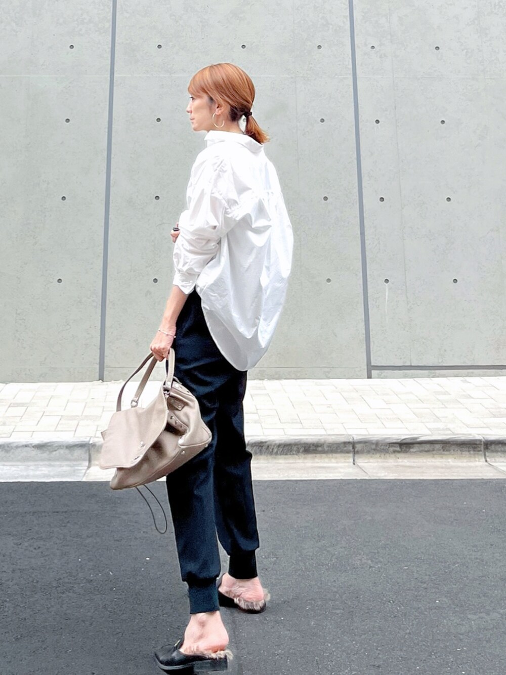 「パンツスタイル、秋先取りコーデ、きれいめカジュアル、シンプルスタイル、シンプルコーデ、リブパンツ、白ブラウス、白シャツ、スリッポン、ファー、パール、黒パンツ、シンプル、モノトーン、モノトーンコーデ」｜「ADAM ET ROPE'のリサイクルジョグパンツ（その他パンツ、ブラック系）」を使った、ＬＵＭＩＥさん（レディース・163cm）の秋コーディネートの2枚目の写真