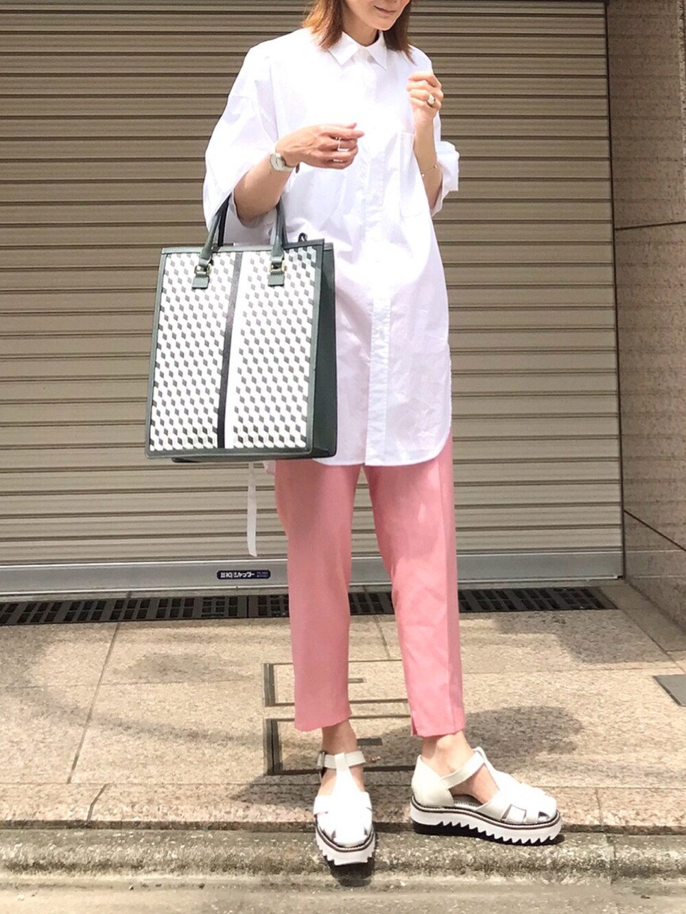 ブラック系のトートバッグ、ホワイト系のシャツ/ブラウス、ピンク系のその他パンツを着用したレディースの春コーディネートの2枚目の写真