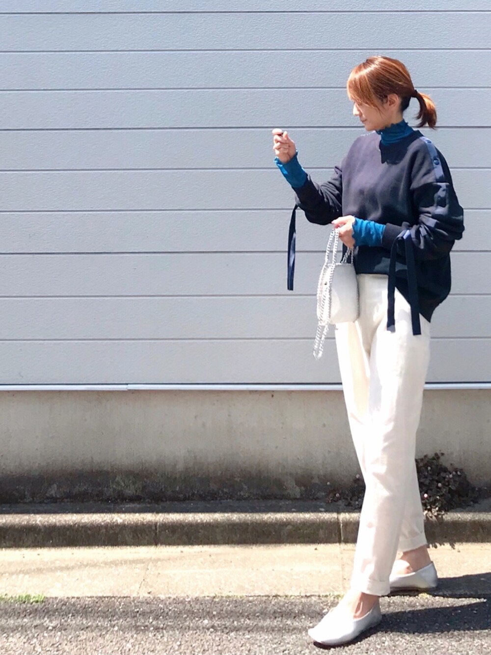 ブルー系のTシャツ/カットソー、ブルー系のスウェット、ホワイト系のその他パンツを着用したレディースの春コーディネートの4枚目の写真