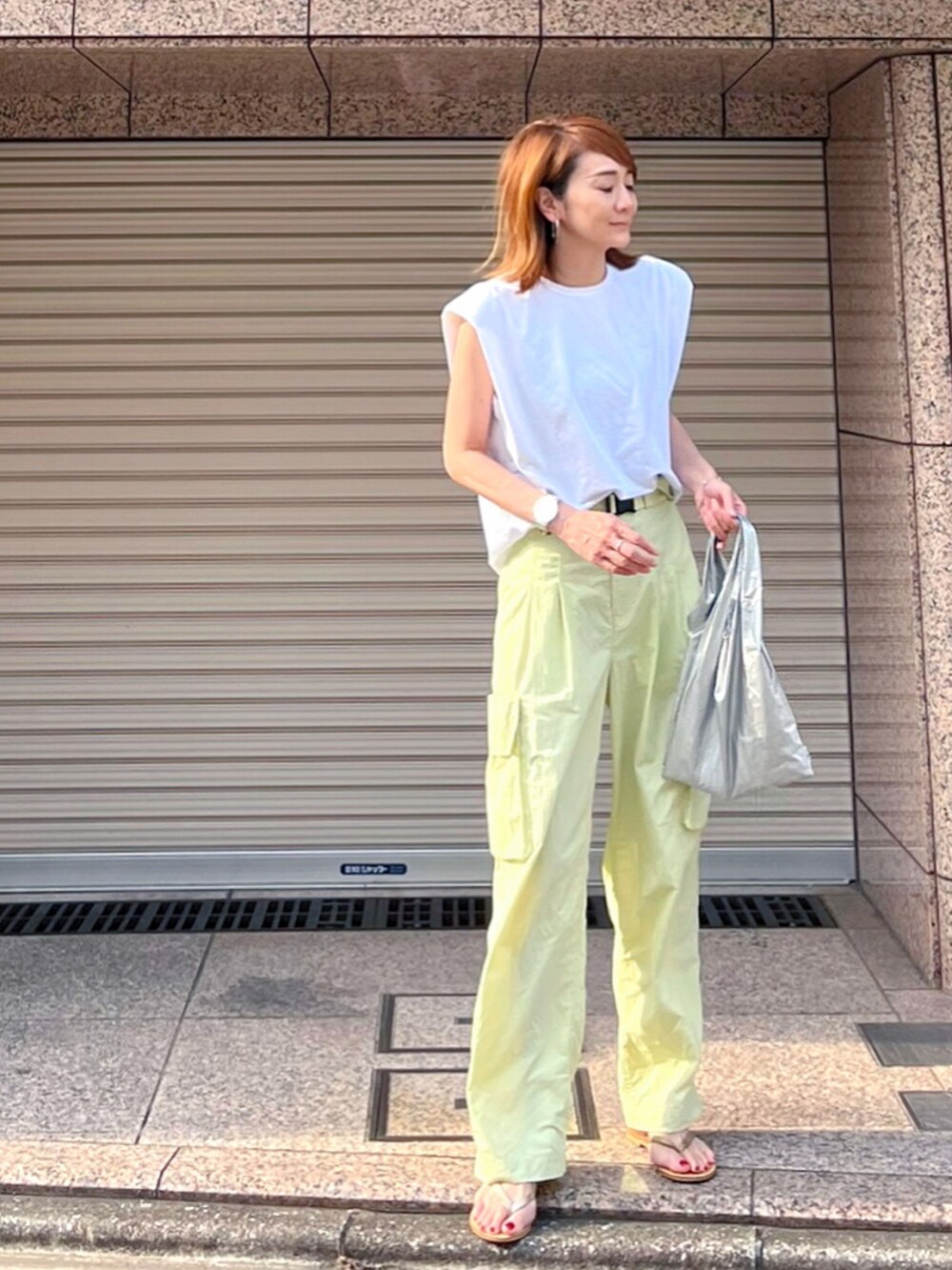 シルバー系のエコバッグ/サブバッグ、グリーン系のその他パンツ、ホワイト系のTシャツ/カットソーを着用したレディースの夏コーディネートの2枚目の写真