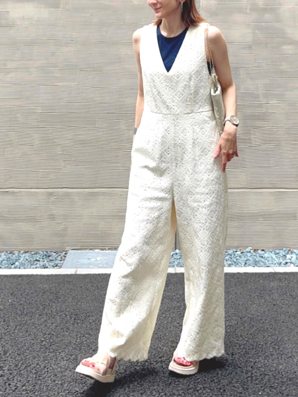 ホワイト系のつなぎ/オールインワン、ホワイト系のトートバッグ、ホワイト系のサンダルを着用したレディースの夏コーディネートの2枚目の写真