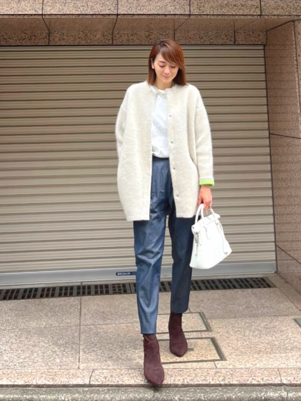 「パンツスタイル、カジュアル、ニット、キレイめカジュアル、ネックレス、テーパードパンツ、カーディガン、白Tシャツ、ショートブーツ、Tシャツ、カーディガンコーデ」｜「Maison MargielaのMaison Margiela  5AC MINI（ハンドバッグ、ホワイト系）」を使った、ＬＵＭＩＥさん（レディース・163cm）の春コーディネートの2枚目の写真